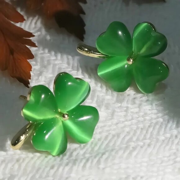 #41 Lucky 4 Leaf Clover Stud Earrings Green Synthetic Opal St. Patrick's Day - Picture 1 of 2